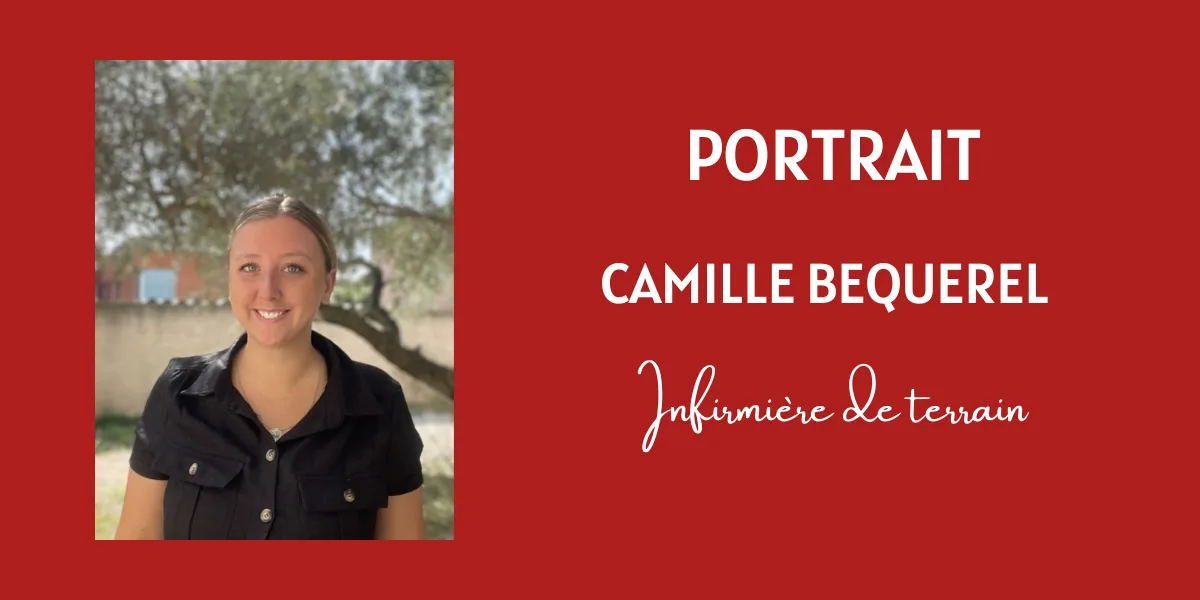 Carte rouge : portrait d'une femme souriante aux cheveux tirés, chemise noire à boutons, devant de la verdure
